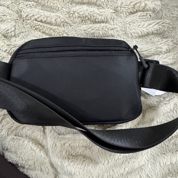 Black Belt Bag with Gold Heart Charm Chain – NWT - Picture 6 of 9